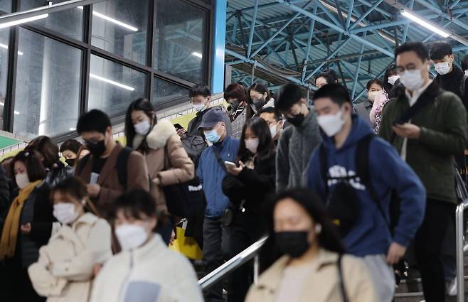 2023년 3월 마스크 착용하고 지하철 이용하는 시민들. 사진=연합뉴스