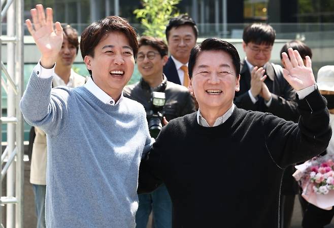 안철수 국민의힘 대선 경선 후보와 이준석 개혁신당 대선 후보가 4월 25일 경기 성남시 판교역 인근 광장에서 열린 '미래를 여는 단비토크, Ai 기술패권시대 대한민국 미래를 말하다'에서 시민들을 향해 인사하고 있다. /뉴스1