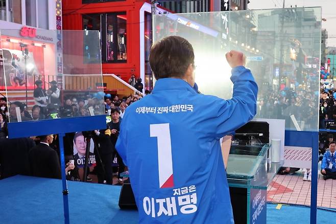 이재명 더불어민주당 대통령 후보가 19일 서울 마포구 KT&G 상상마당 인근에서 열린 유세에서 방탄유리 내부 속 지지호소를 하고 있다. 사진=뉴스1