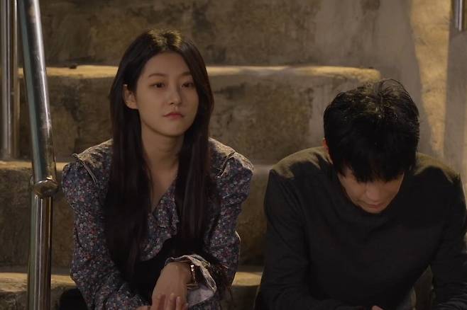 고 김새론 유작 영화 '기타맨' 스틸컷. 우측은 영화에 함께 출연한 이선정 감독 겸 배우.