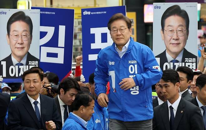 이재명 더불어민주당 대선 후보가 지난 20일 오후 경기 김포시 구래역 문화의 거리에서 열린 김포 유세에서 연단에 오르고 있다. 국회사진기자단