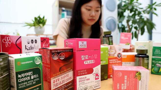 한국소비자원 식품미생물팀 관계자가 21일 세종시 정부세종청사 공정거래위원회에서 다이어트 건강기능식품 12개 제품에 대한 품질 및 안전성 시험·평가 내용을 설명하고 있다. /사진=뉴스1