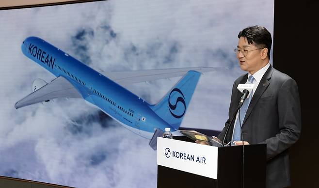 사진설명:조원태 한진그룹 회장이 지난 3월 기자간담회에서 대한항공의 새로운 기업이미지(CI)에 대해 설명하고 있다. 한경DB