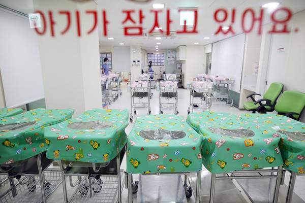 서울의 한 대형병원 신생아실. 연합뉴스