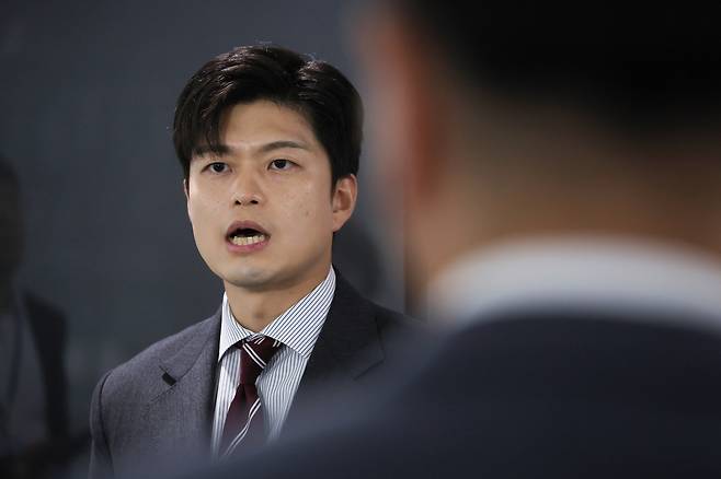 김용태 국민의힘 비상대책위원장이 21일 국회 의원회관에서 행사를 마치고 나오며 취재진의 질문에 답변하고 있다. 연합뉴스