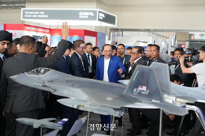지난 20일(현지시간) 강구영 한국항공우주산업 사장(가운데에서 왼쪽)이 말레이시아 랑카위에서 열린 방산전시회 ‘LIMA 2025’에서 안와르 이브라힘 말레이시아 총리(가운데 파란색 정장)에게 전시품 FA-50M과 KF-21을 설명하고 있다. 한국방위산업진흥회 제공