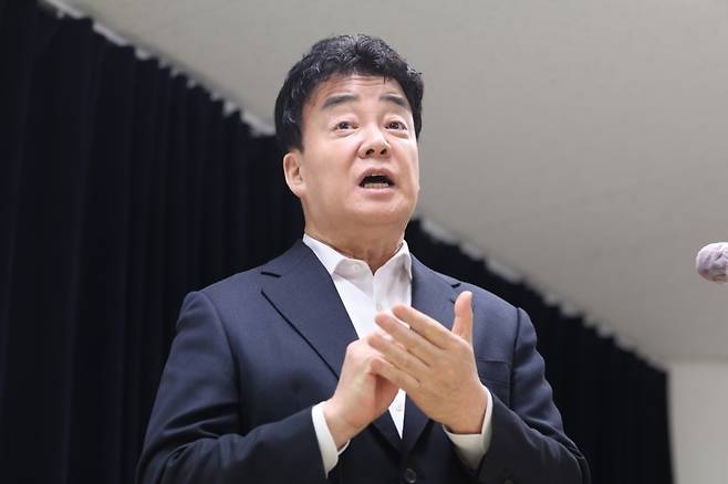 백종원 더본코리아 대표가 지난 3월28일 서울 서초구 스페이스쉐어 강남역센터에서 열린 첫 정기 주주총회를 마친 뒤 언론 앞에서 입장 표명 및 질의 응답 시간을 갖고 있다. 연합뉴스