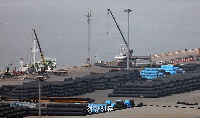 지난 3월 12일 경기 평택시 평택항에 철강 제품이 쌓여 있다. 권도현 기자