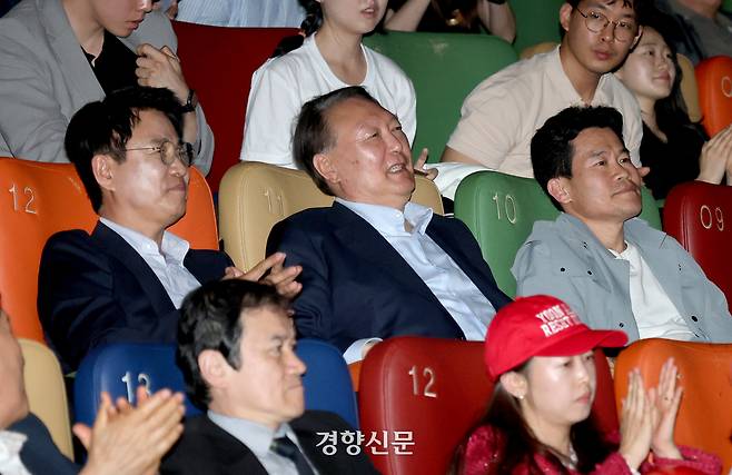 윤석열 전 대통령이 21일 오전 서울 메가박스 동대문에서 영화 <부정선거, 신의 작품인가> 관람 도중 계엄령 선포 장면이 나오자 박수갈채를 받고 있다. 사진공동취재단