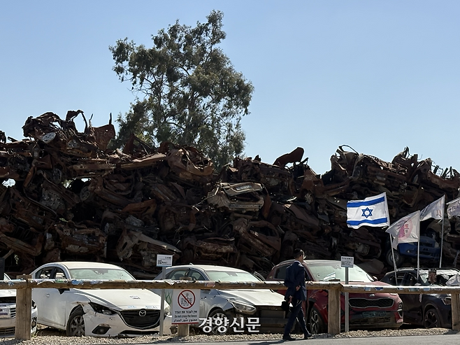 20일(현지시간) 노바 음악 축제 현장 인근에 놓인 자동차벽 추모장. 2023년 10월7일 하마스 기습 당시 불탄 차량 약 1650대가 장벽처럼 쌓여져 있다. 김희진 기자