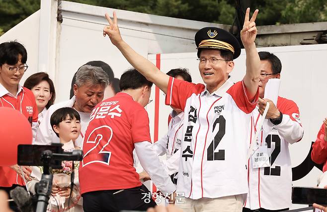 김문수 국민의힘 대선 후보가 21일 경기도 파주시 새암공원에서 열린 ‘더 편하게 더 든든하게’ 유세에서 GTX 기관사 모자를 쓰고 지지를 호소하고 있다. 한수빈 기자