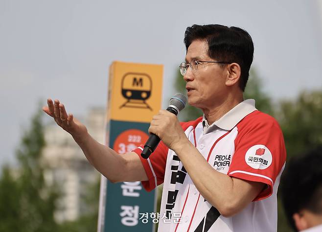 김문수 국민의힘 대선 후보가 21일 오후 경기도 파주시 야당동 새암공원에서 열린 ‘더 편하게 더 든든하게’ 유세에서 지지를 호소하고 있다. 한수빈 기자