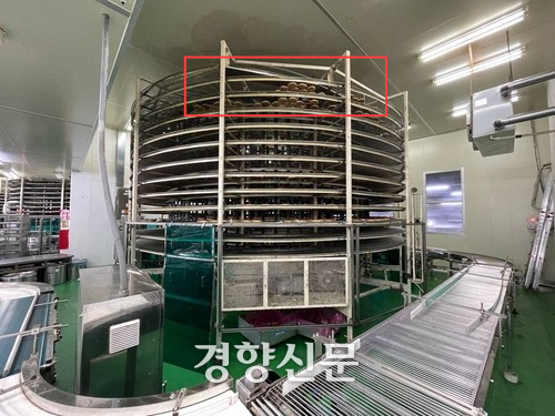 지난 19일 오전 3시쯤 경기 시흥에 위치한 SPC삼립 시화공장에서 윤활 작업 중이던 50대 노동자가 컨베이어 벨트에 끼여 숨지는 사고가 났다. 사고 직후 촬영된 기계에는 포장 직전의 완제품 빵(붉은 테두리)이 놓여 있다. 시흥소방서 제공