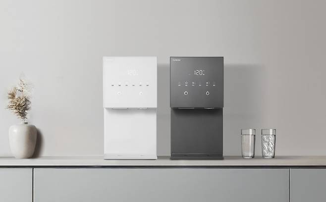 코웨이는 미세 플라스틱, 중금속, 바이러스, 노로 바이러스 등 일상 속 유해 물질을 깨끗하게 걸러낸 물을 제공하는 ‘얼음정수기 RO’를 최근 선보였다.