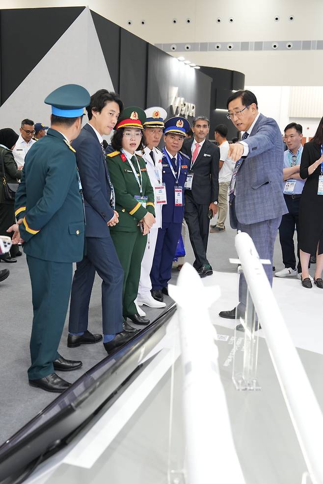 Paik Hyung-shik (right), head of LIG Nex1’s overseas business division, briefs Vietnamese Navy officials on the K-SAAM (Haegung) ship-to-air guided missile system at the LIMA 2025 defense exhibition in Langkawi, Malaysia, Tuesday. (Korea Defense Industry Association)