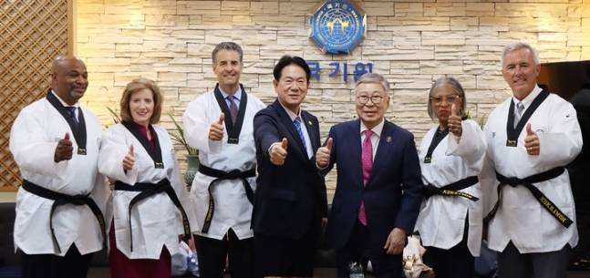 Former US Congressman Jay Kim Chang-joon (third from right), Lee Dong-sup, president of the World Taekwondo Headquarters (fourth from right), and a delegation of former US Congress members pose for photos at the World Taekwondo Headquarters located in southern Seoul, Thursday. (World Taekwondo Headquarters)