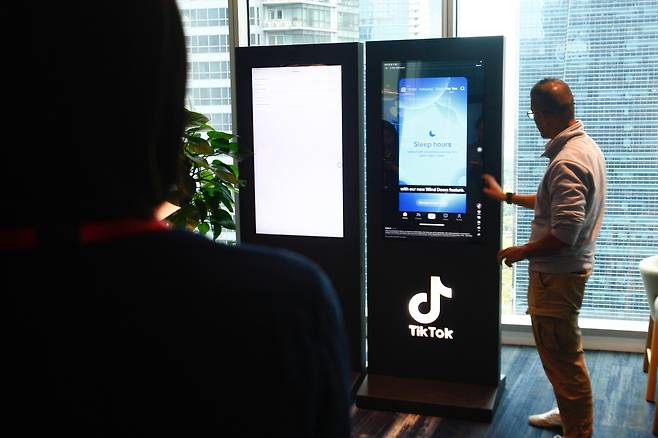 A TikTok official demonstrates  the moderation process to reporters at the Transparency and Accountability Center in Singapore, May 13. (TikTok)