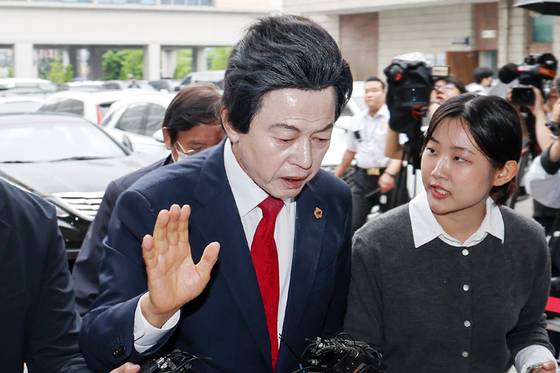 Huh Kyung-young, former presidential candidate, walks into a trial at the Uijeongbu District Court in Uijeongbu, Gyeonggi on May 16. [NEWS1]