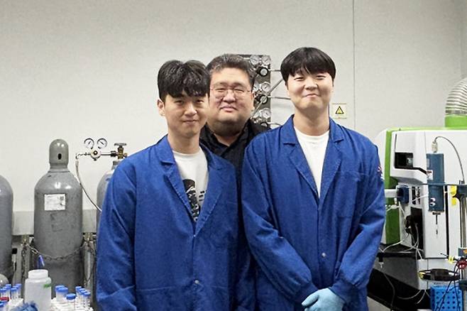 (왼쪽부터)KAIST 생명화학공학과 김진엽 박사과정, 정동영 교수, 노종수 박사과정. KAIST