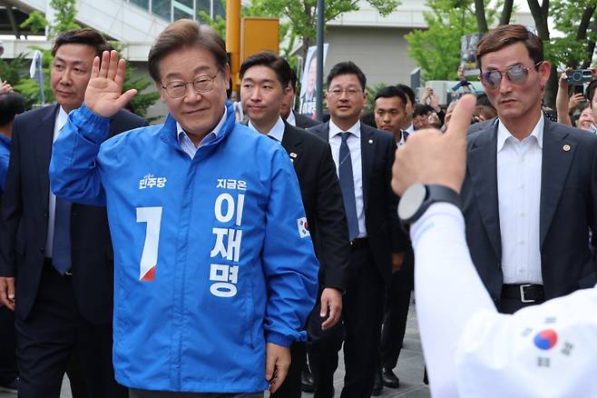 더불어민주당 이재명 대선 후보가 20일 경기 파주시 금릉역 중앙광장에서 열린 유세에서 시민들에게 인사하고 있다. 연합뉴스