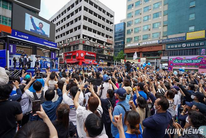이재명 더불어민주당 대선 후보가 21일 인천 남동구 구월 로데오광장에서 열린 집중유세에 참석한 가운데 이 후보 지지자들이 환호하고 있다.