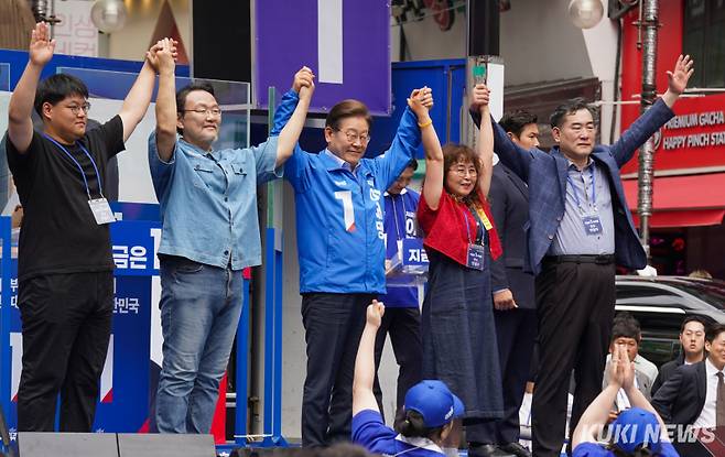 이재명 더불어민주당 대선 후보가 21일 인천 남동구 구월 로데오광장에서 열린 집중유세에 참석해 지역 관계자들과 시민들에게 인사하고 있다.