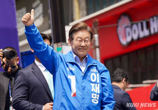 이재명 더불어민주당 대선 후보가 21일 인천 남동구 구월 로데오광장에서 열린 집중유세를 마치고 퇴장하고 있다.