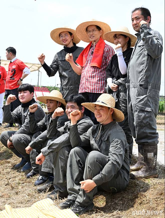 김문수 국민의힘 대통령 후보가 21일 경기 고양시 한 논에서 청년 농업인들과 사진을 찍고 있다.