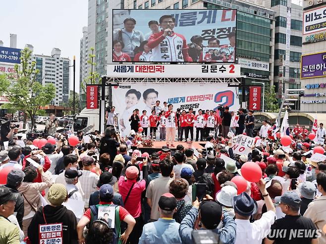 김문수 국민의힘 대통령 후보가 21일 경기 고양시 화정역 문화광장 앞에서 집중유세를 하고 있다.