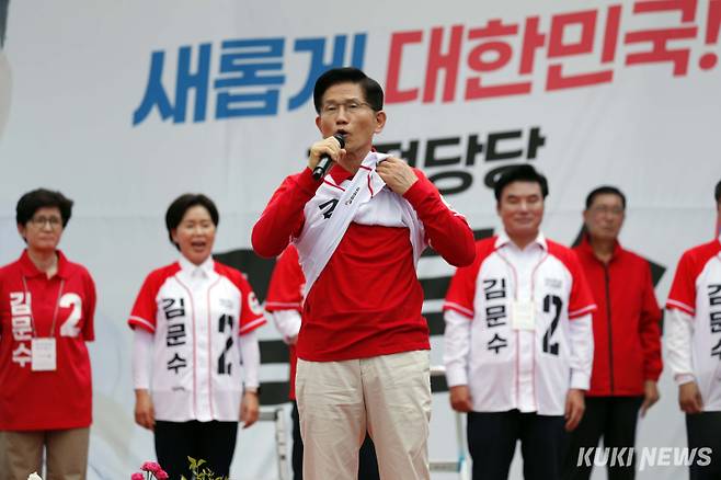 김문수 후보가 자신은 방탄복이 필요 없다며 옷을 들어보이고 있다.