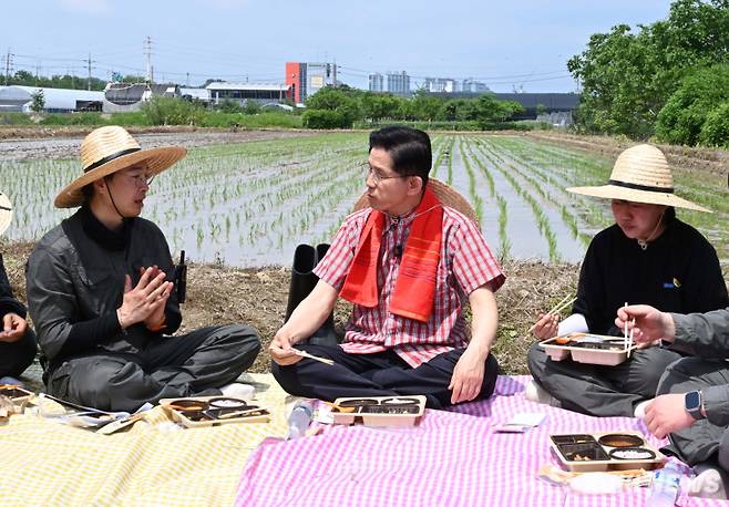 김문수 국민의힘 대선 후보가 21일 경기 고양시 덕양구에서 열린 ‘고양시 청년농업인 모내기 및 새참간담회’ 행사에 참석하고 있다. 곽경근 대기자