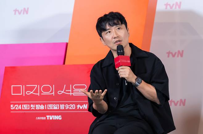 박신우 감독이 21일 서울 영등포동 CGV 영등포에서 열린 tvN 토일드라마 ‘미지의 서울’ 제작발표회에 참석해 취재진의 질문에 답하고 있다. tvN 제공