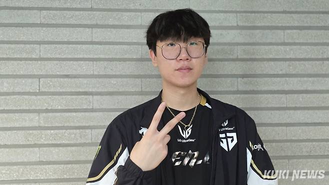 ‘룰러’ 박재혁이 21일 오후 5시 서울 종로구 롤파크 LCK 아레나에서 열린 ‘2025 LCK’ 정규시즌 2라운드 한화생명e스포츠와 경기가 끝난 뒤 쿠키뉴스와 만나 인터뷰하고 있다. 김영건 기자