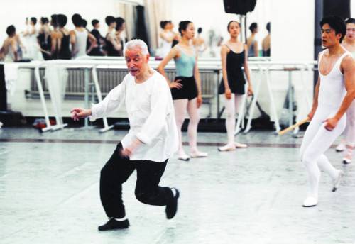 2001년 유리 그리가로비치가 내한해 국립발레단 단원들에게 ‘스파르타쿠스’를 직접 지도하는 모습.     국립발레단 제공