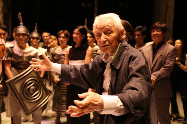 유리 그리고로비치가 지난 2016년 국립발레단 ‘스파르타쿠스’ 공연이 끝난 뒤 단원들을 격려하고 있다.     국립발레단