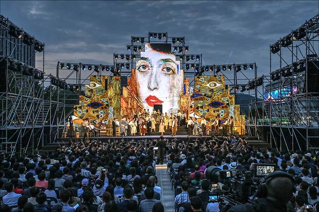 지난해 서울시오페라단이 제2회 광화문광장 야외 오페라로 선보인 ‘카발레리아 루스티카나’ 공연 장면.      세종문화회관