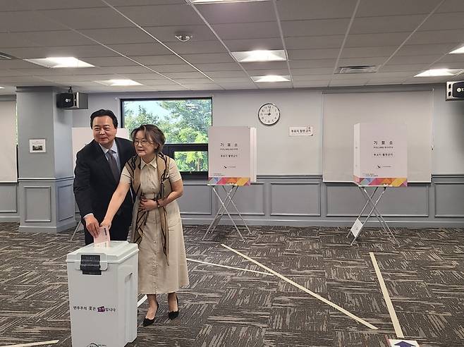 조현동 주미대사 부부가 20일(현지시간) 미국 워싱턴DC 인근 알렉산드리아 소재 코리안 커뮤니티센터에 마련된 재외국민 투표소에서 투표를 하고 있다.