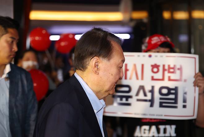 윤석열 전 대통령이 21일 서울 메가박스 동대문에서 이영돈 PD가 제작한 다큐멘터리 영화 '부정선거, 신의 작품인가'를 관람하기 위해 상영관으로 향하고 있다. 연합뉴스