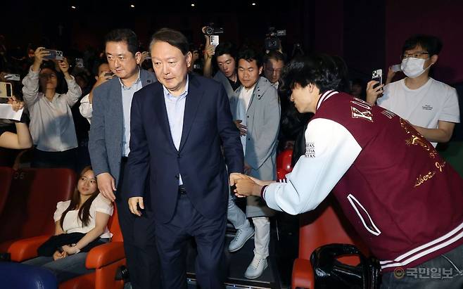 윤석열 전 대통령이 21일 오전 서울 메가박스 동대문에서 영화 ‘부정선거, 신의 작품인가’ 관람을 마치고 상영관을 나서고 있다.