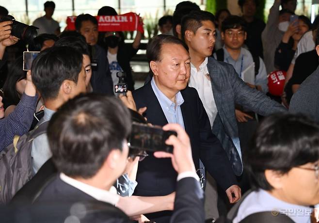 윤석열 전 대통령이 21일 서울 메가박스 동대문에서 이영돈 PD가 제작한 다큐멘터리 영화 '부정선거, 신의 작품인가'를 관람을 마치고 이동하고 있다.