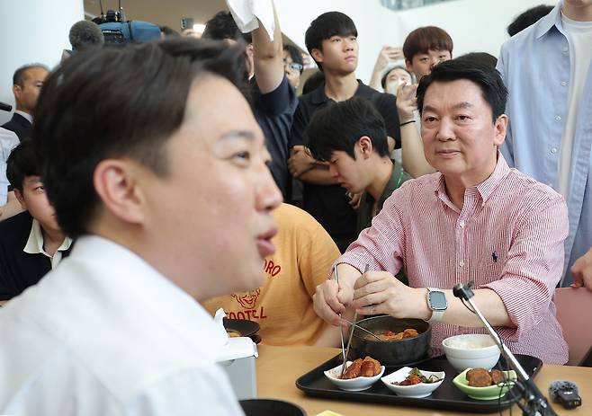 이준석 후보 바라보는 안철수 의원. 연합뉴스