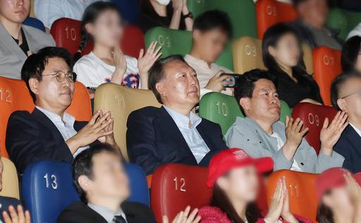 윤석열 전 대통령이 21일 서울 메가박스 동대문에서 다큐멘터리 영화 ‘부정선거, 신의 작품인가’ 관람 도중 계엄령 선포 장면이 나오자 관람객의 박수를 받고 있다. 공동취재