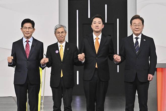 이재명(오른쪽부터) 더불어민주당·이준석 개혁신당·권영국 민주노동당·김문수 국민의힘 대선 후보가 중앙선거방송토론위원회 주관으로 18일 서울 상암동 SBS 프리즘센터 스튜디오에서 열린 제21대 대선 1차 후보자 토론회에서 기념 촬영을 하고 있다. 국회사진기자단