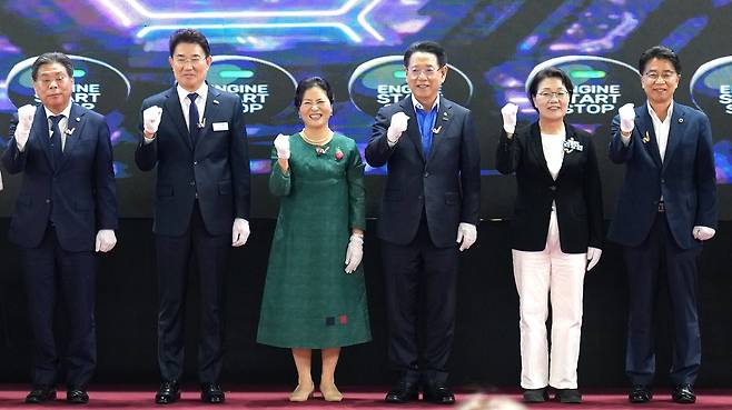 김영록 전라남도지사가 21일 순천 팔마실내체육관에서 열린 ‘2025년 전남 여성 일자리 박람회’에서 참석자들과 퍼포먼스를 하고 있다. 전남도 제공