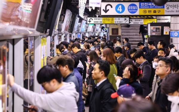 서울 중구 지하철 서울역 승강장. 뉴시스