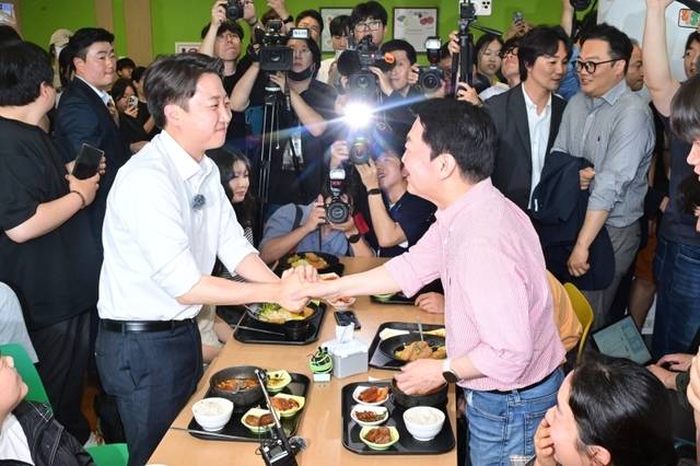 개혁신당 이준석 대선 후보가 21일 '학식먹자 이준석' 행사가 열린 성남시 가천대 글로벌캠퍼스에서 국민의힘 안철수 공동선거대책위원장과 악수를 하고 있다. 조주현기자