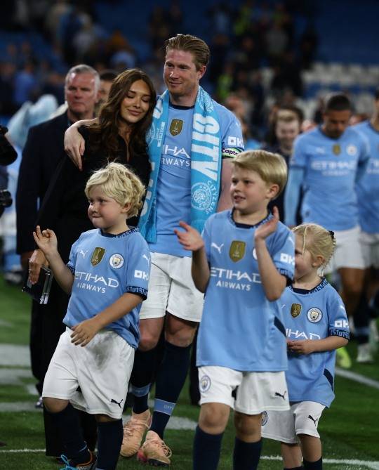 가족과 함께 맨시티 고별식하는 더브라위너. 사진[로이터=연합뉴스]