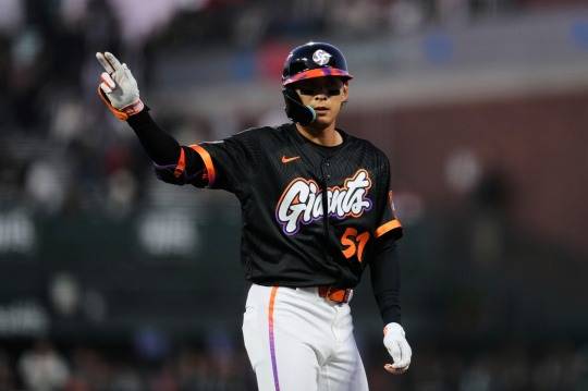 안타를 치고 출루한 이정후. 사진[AP=연합뉴스]