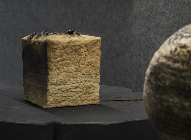 젊은 도예가 정하현 작가가 소설 ‘첫 여름, 완주’를 도자로 재해석한 작품. LCDC 서울