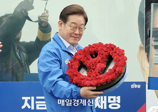 이재명 더불어민주당 대선 후보가 20일 오후 경기도 고양시 일산문화공원에서 유세에 앞서 선거도장 마크 모양의 꽃다발을 선물 받고 있다. [김호영기자]